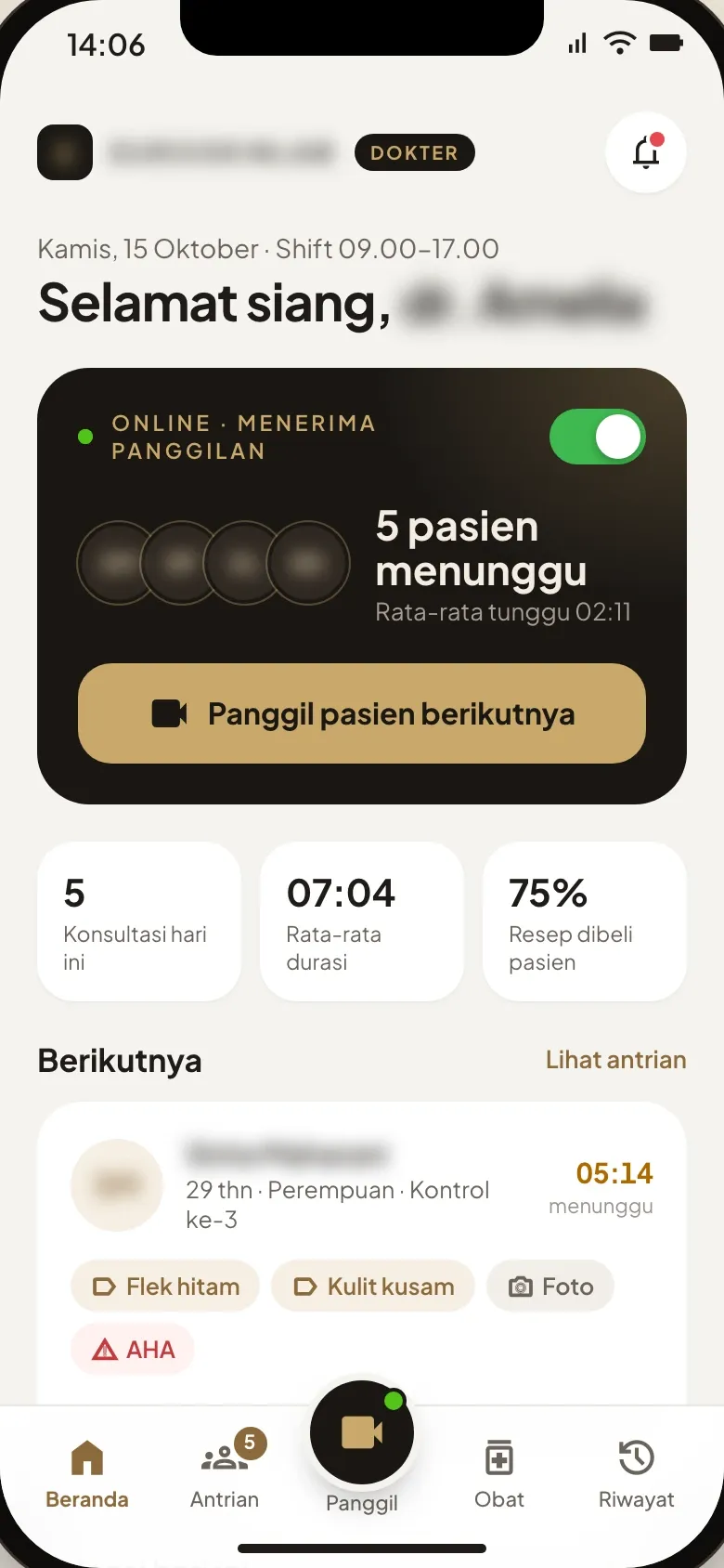 Doctor app home with the online switch on, five patients waiting, a button to call the next patient, five consultations today, an average of seven minutes and 75% of prescriptions bought